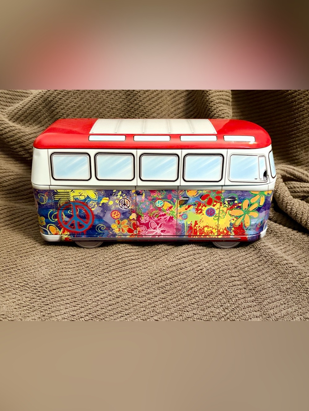 EuroGraphics VW Wave Hopper 550-Piece Puzzle packaged in a collectible, bus-shap - Picture 3 of 8